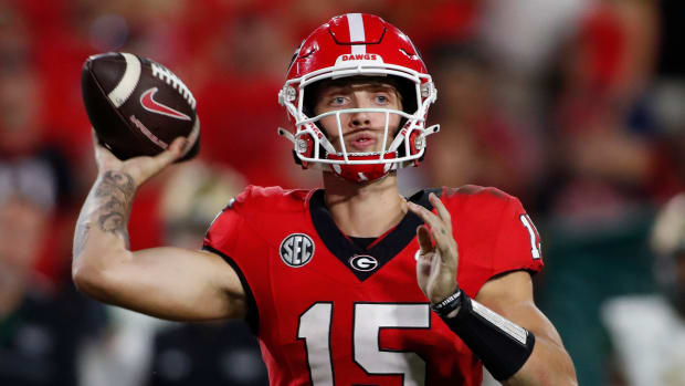 Georgia quarterback Carson Beck (15) throws a pass to Georgia tight end Brock Bowers (19) during the second half of a NCAA college football game against UAB in Athens, Ga., on Saturday, Sept. 23, 2023.